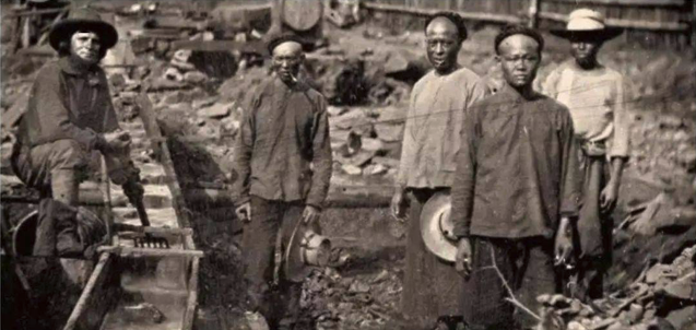 修建太平洋铁路的华人劳工及白人监工